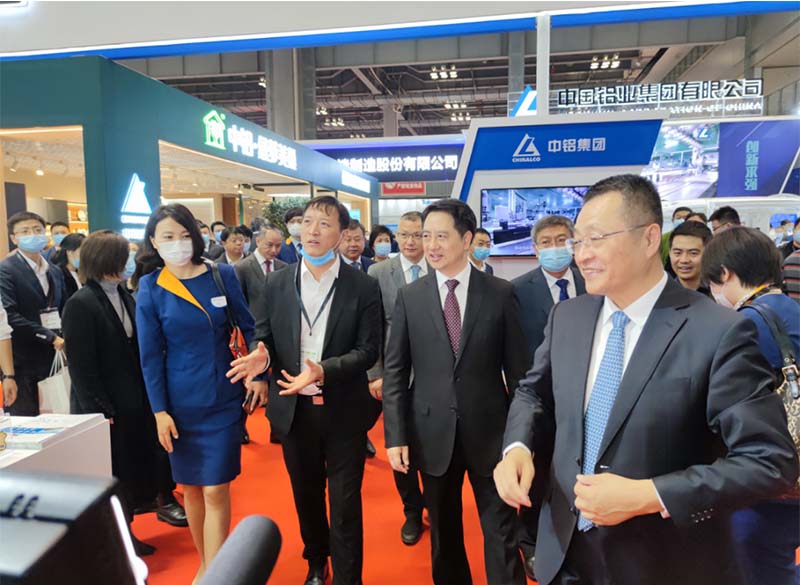 鋁板廠家_全國政協(xié)常委、中國有色金屬工業(yè)協(xié)會黨委書記葛紅林等領(lǐng)導(dǎo)到公司展位參觀指導(dǎo)